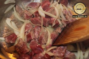 Stangenbohnen mit Fleisch & Tomatensauce