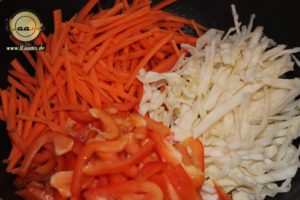 Chow-Mein-Gemüsepfanne mit Hähnchen