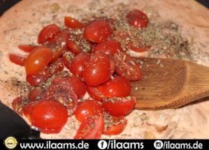 Nudeln mit Tomaten, Thunfisch in Käse-Sahnesauce