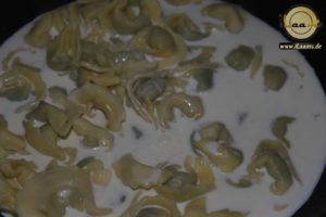 Spinat-Tortellini mit Räucherlachs & Cherrytomaten in Sahnesauce